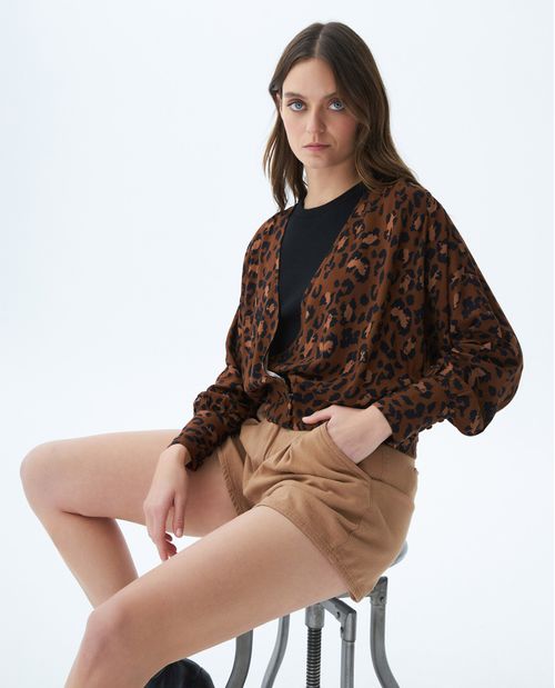 Camisa de Mujer, Tipo Crop, Silueta Semi Ajustada Manga Tipo Murciélago Escote en V - Maxi Print Leopardo