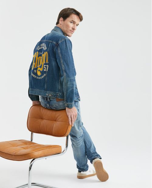 Chaqueta de Hombre en Denim, Tipo Trucker Straight Fit - Azul Medio Aplique en Espalda