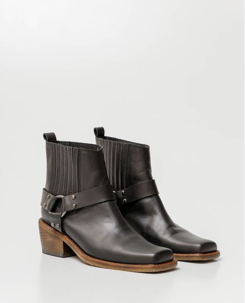 Botas de Mujer en Cuero, Tipo Western Caña Ajustada - Arnés de Cuero y Argollas