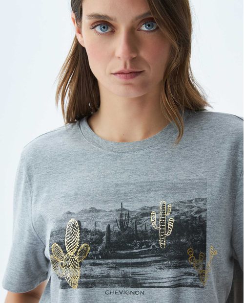 Camiseta Gráfica de Mujer, Manga Corta Cuello Redondo - Diseño Estampado Textil y Foil