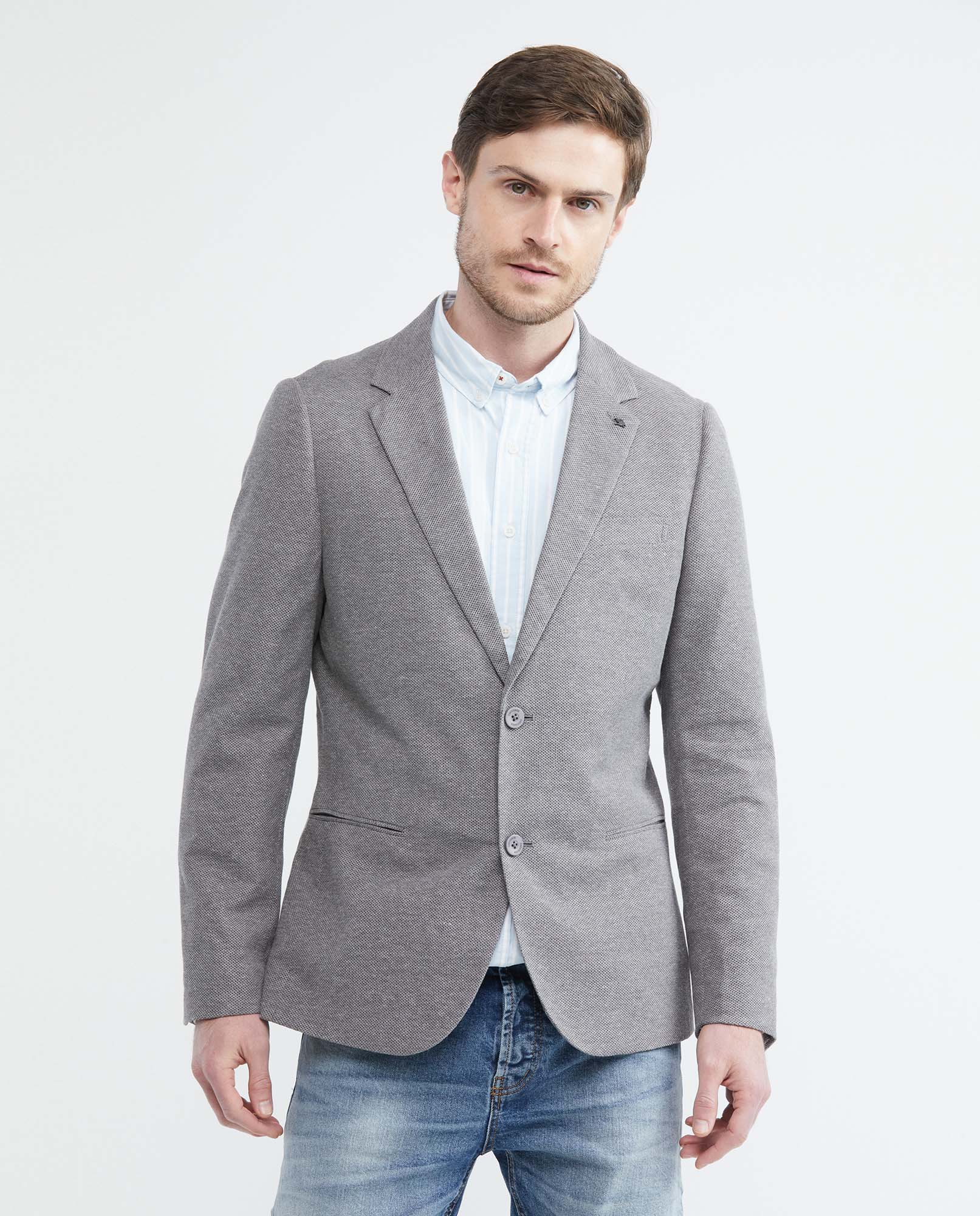 Pantalón Chino Saco Gris Y Pantalon De Mezclilla Outfit Chaqueta