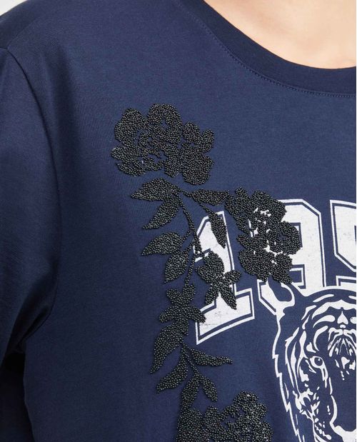 Camiseta Estampada con Detalles en Piedras para Mujer