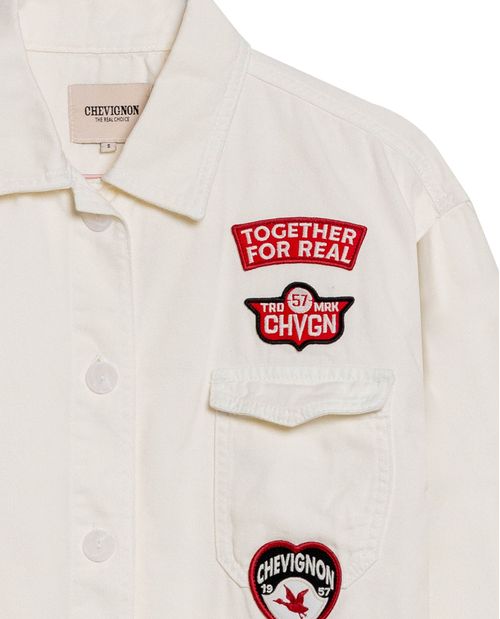 Chaqueta de Mujer Shacket Silueta Amplia Denim Liviano con Parches Varsity en Algodón