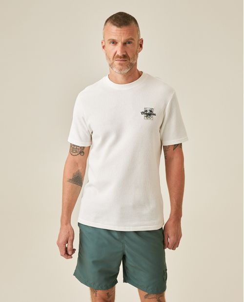 Camiseta de Hombre Slim Fit Manga Corta Marquilla y Bordado Sobrepuesto Textura Waffle en Mezcla de Algodón