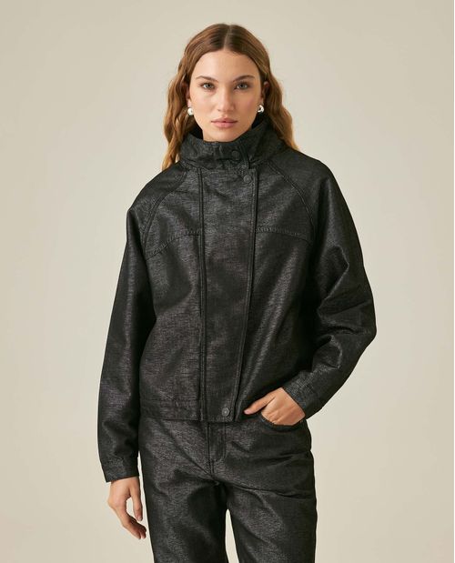 Chaqueta de Mujer Cuello Alto Silueta Militar con Brillo Lavado Negro en Mezcla de Algodón Madres