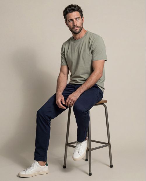 Pantalón de Hombre Slim Fit 5 Bolsillos Tiro Medio Tela Tipo Jogger en Mezcla de Algodón y Tencel